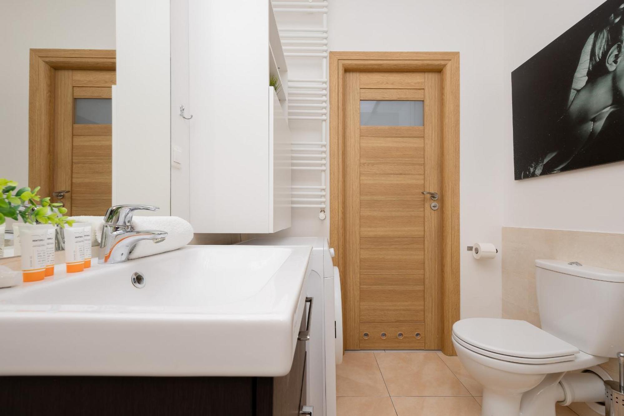 City Apartment With Parking Near Metro Mlociny By Noclegi Renters Varsavia Esterno foto